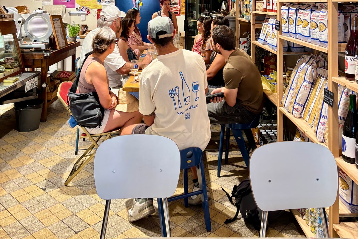 כוס יין צרפתי נמזגת במהלך סיור היין בניס